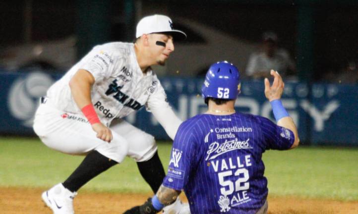 Sebastián Valle es puesto out en intento de robo.