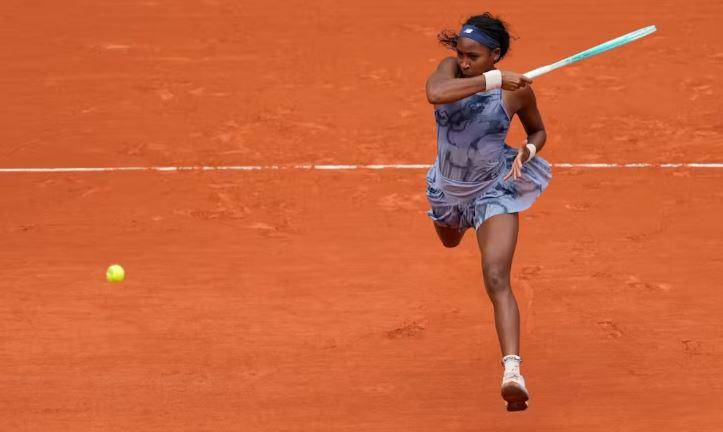 Coco Gauff necesitó de dos sets para avanzar de ronda en Roland Garros.