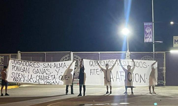 Aficionados se manifiestan contra la actuación de los Cañoneros en el torneo.