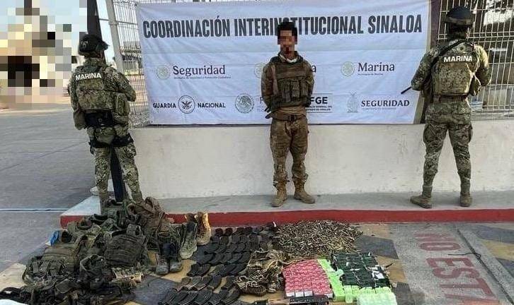 Además de la detención de un hombre, también aseguraron armamento, explosivos y vehículos con reporte de robo.