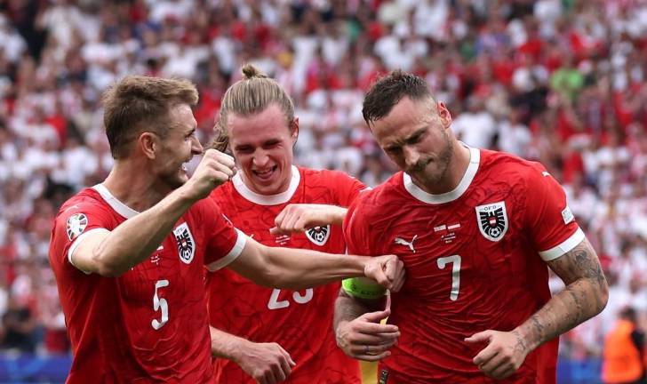Los futbolistas austriacos festejan el tanto del capitán Arnautović.