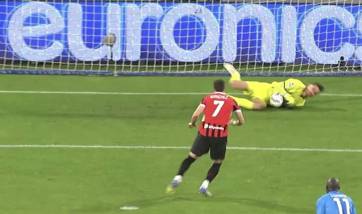 Santiago Giménez falló un penal clave y el equipo rossonero se aleja de la Champions.