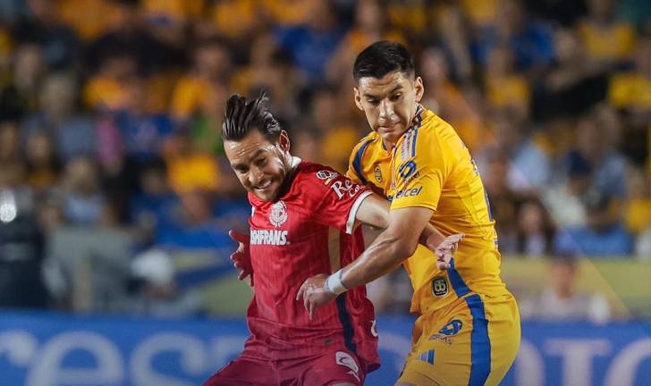 Los sinaloenses Jesús Angulo disputan el balón.