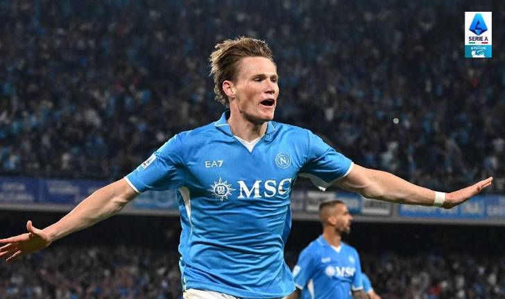 Scott McTominay marca por el Napoli.