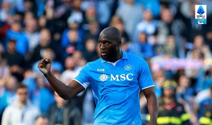 Romelu Lukaku anota uno de los goles del Napoli.