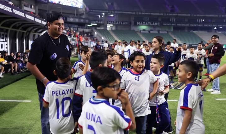 Los equipos presentes en la inauguración.
