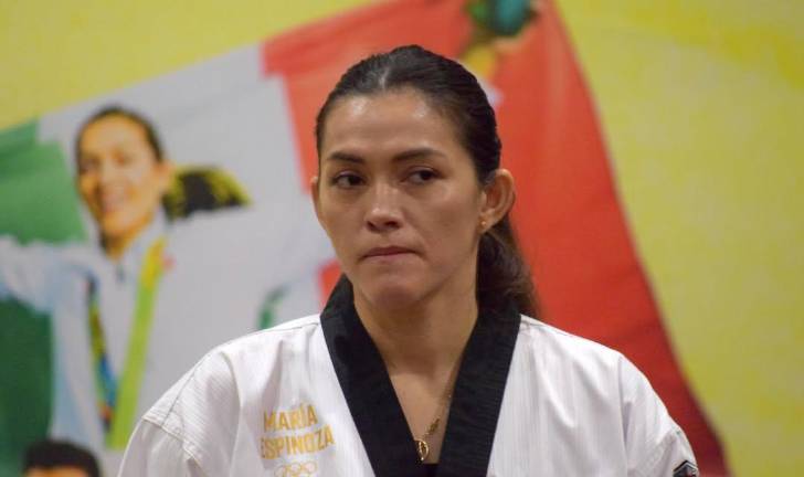 María Espinoza sufre la pérdida de su mamá.