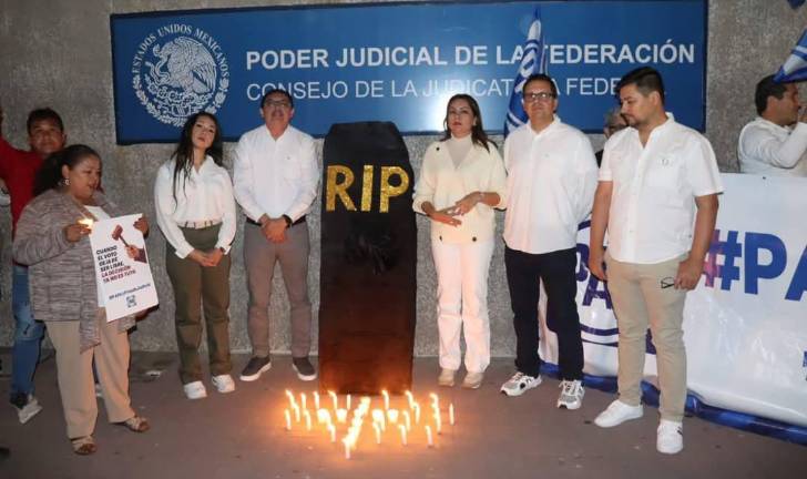 Miembros del Partido Acción Nacional se manifiestan contra la Reforma Judicial.