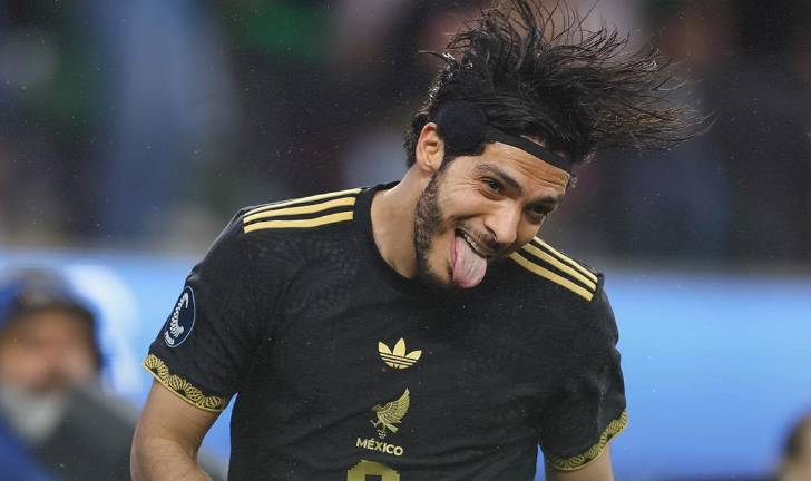 Raúl Jiménez marca ambos goles de México.