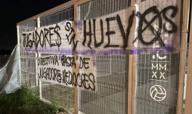 Las mantas fueron colgadas en las rejas del Kraken.