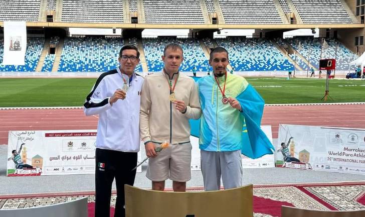 Jorge Benjamín González (izq.), medallista de plata en Grand Prix Mundial de Para Atletismo Marrakech 2024.