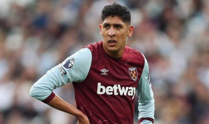 Edson Álvarez terminó amonestado en el empate entre el West Ham y el Aston Villa.
