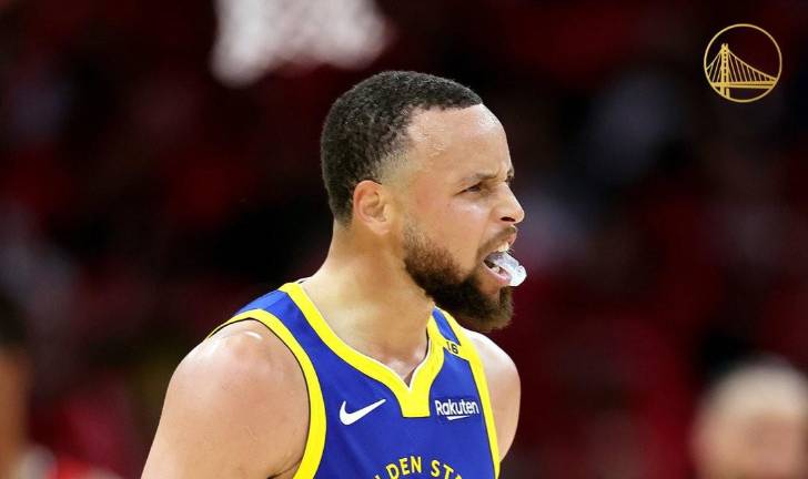 Stephen Curry anota 31 puntos.