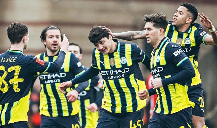 Manchester City se repone y gana 2-1.