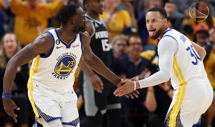 Draymon Green y Stephen Curry celebran un enceste de los Warriors, que superaron a los Kings.