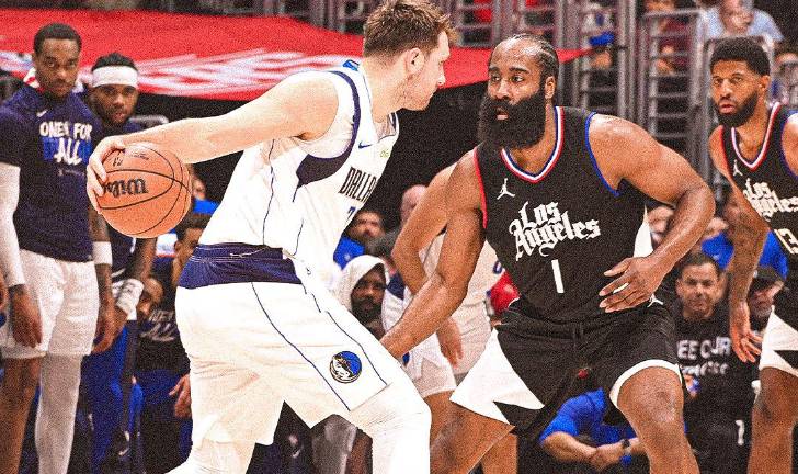 El esloveno Luka Doncic logró 32 puntos para llevar a los Mavericks a la victoria.