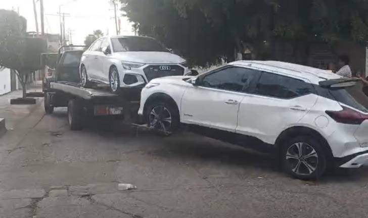El personal fiscal solicitó la intervención de una grúa para trasladar un vehículo que se encontraba dentro del domicilio.