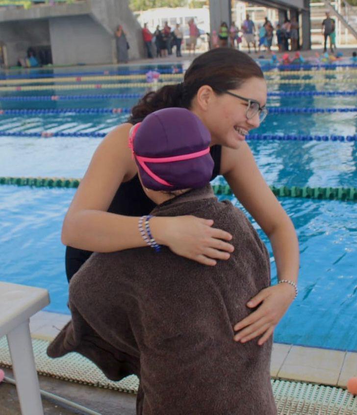 $!Rompe ‘Montse’ barreras como instructora de natación