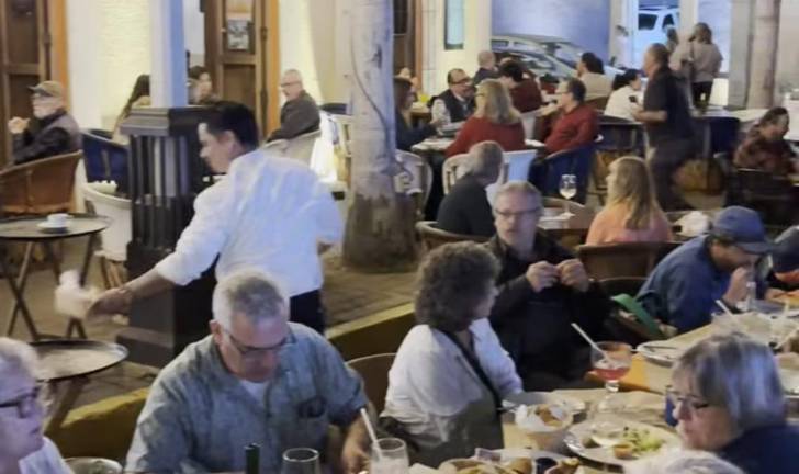 En el Centro Histórico restaurantes registraron una alta afluencia durante el fin de semana.