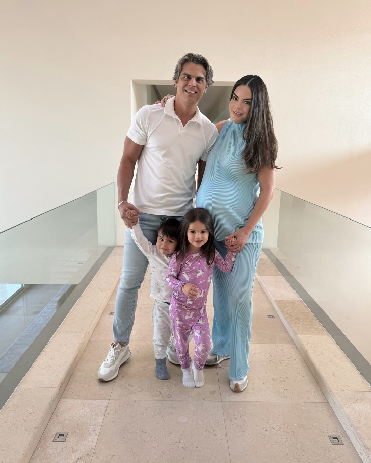 $!Presenta Ximena Navarrete a su tercer bebé