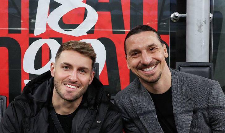 Santiago Giménez junto a Zlatan Ibrahimovic.