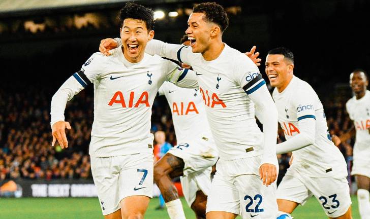 Son Heung-min (izquierda) fue el autor de uno de los goles en el triunfo del Tottenham.