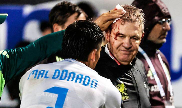 Denil Maldonado se disculpa con Javier Aguirre tras el incidente que sufrió el entrenador de México.