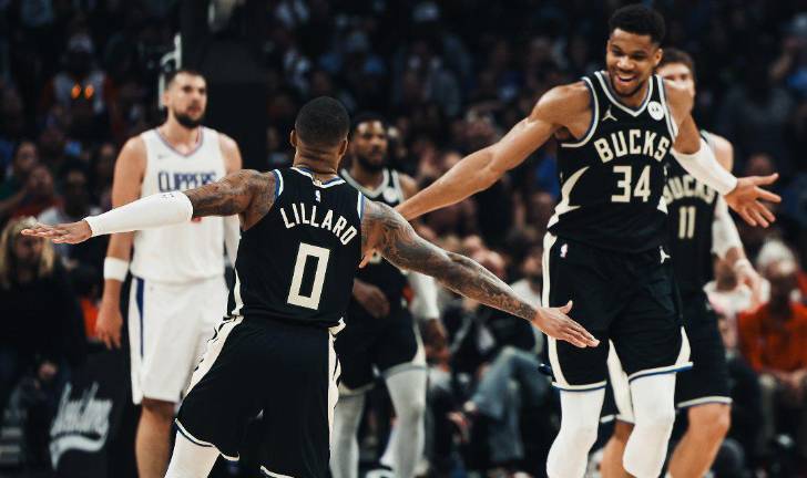 Damian Lillard es felicitado por Giannis Antetokounmpo, en una de las acciones del juego donde los Bucks se impusieron a los Clippers.