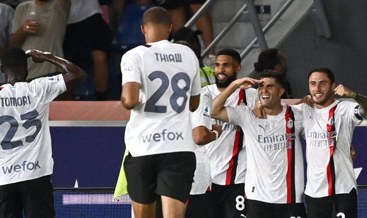 Christian Pulisic celebra su primer gol con el jersery del AC Milan.