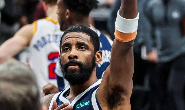 Kyrie Irving sale con éxito de su operación.