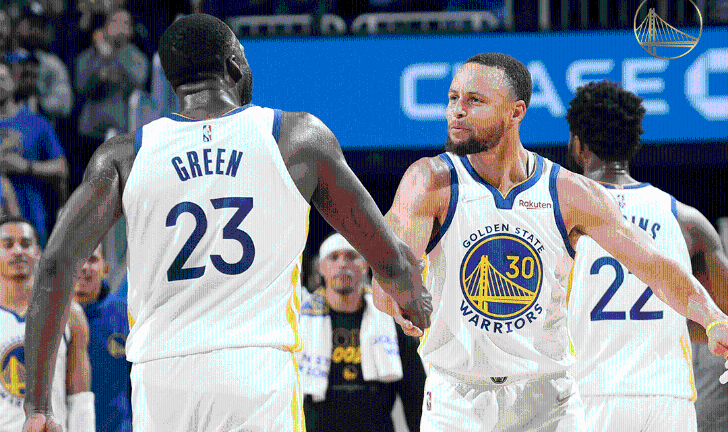 Stephen Curry se felicita con Draymond Green, tras el triunfo de Golden State.