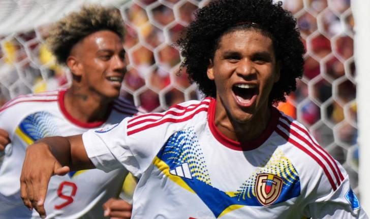Eduard Bello (izq.) es felicitado por su gol.