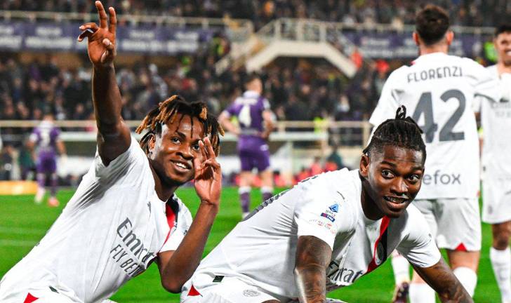 Rafael Leao (derecha) anotó el gol de la victoria para el AC Milan.