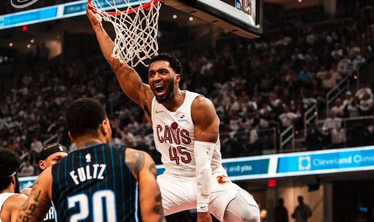 Donovan Mitchell logra con una volcada agenciarse dos de sus 23 puntos en el encuentro por los Cavs.