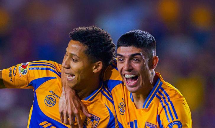 Ozziel Herrera (izq.) festeja su gol.