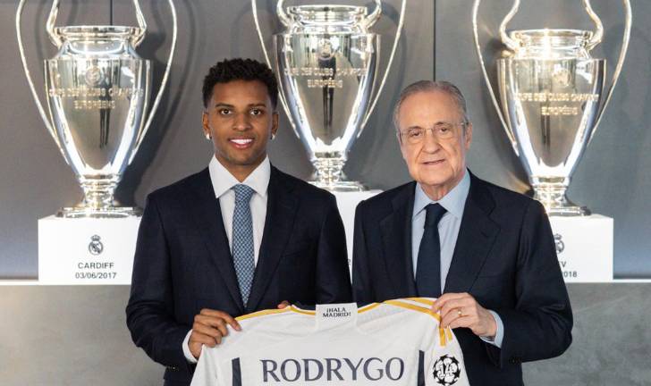 Rodrygo posa con Florentino Pérez.