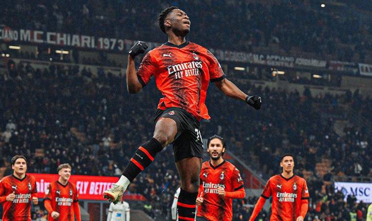 Chaka Traorè celebra su gol, con el que el AC Milan ganó y avanzó en la Copa de Italia.