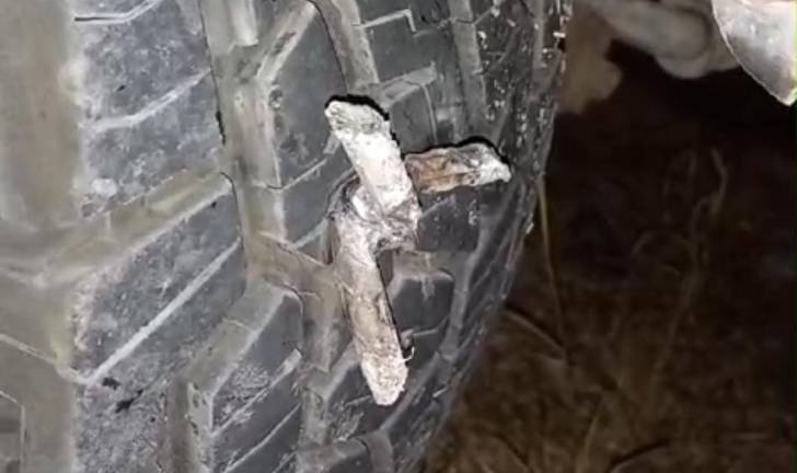 Las llantas de algunos vehículos se vieron afectadas por artefactos “ponchallantas” tirados en la carretera vieja a Navolato.