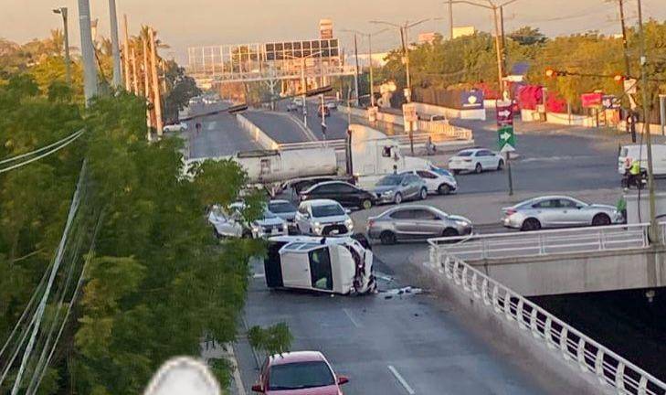 Una camioneta terminó volcada la mañana de este miércoles frente a la UAdeO en Culiacán.