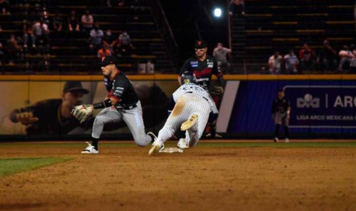 Jesse Castillo se roba una de las bases en el partido uno de la serie.