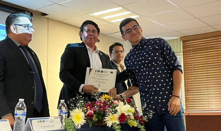 Humberto Quintero, quien forma parte del equipo de periodistas de Datemex en Culiacán, culminó la Licenciatura en Periodismo con excelencia académica.