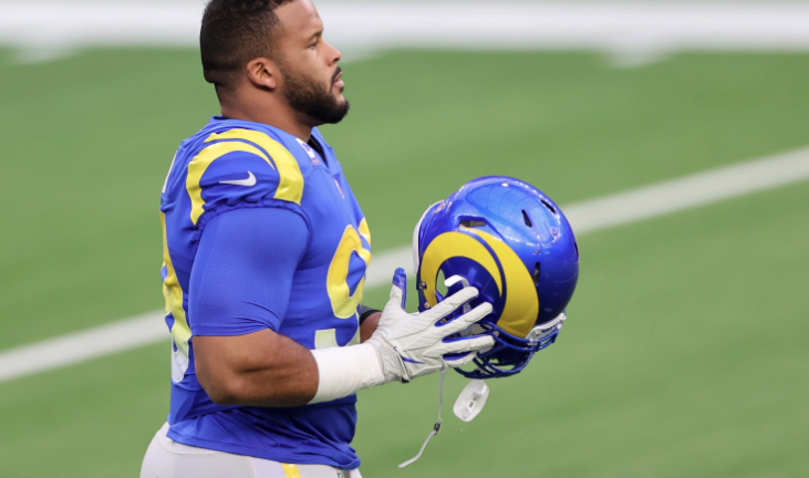 Buscan cargos por agresión para Aaron Donald.
