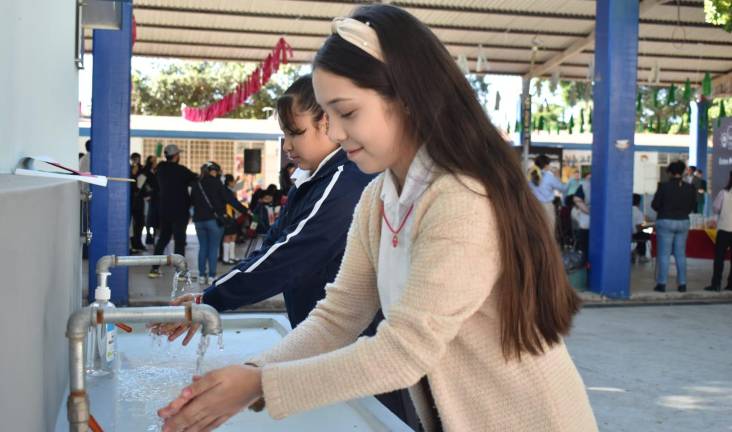 Lavamanos construidos en la Primaria Lázaro Cárdenas fueron inaugurados este martes en Culiacán.