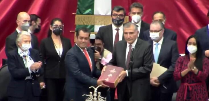 En poco más de un minuto y sin discurso, titular de SEGOB entrega Tercer Informe de Gobierno al Congreso