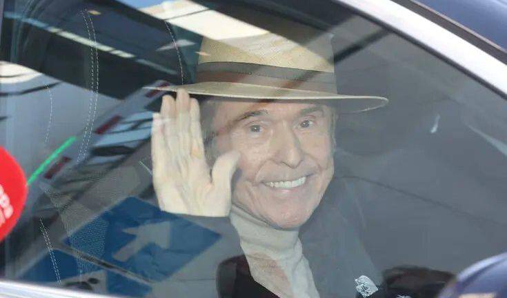 Raphael abandona el hospital tras 10 días de haber estado hospitalizado.