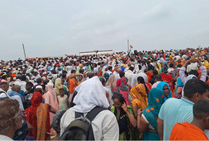 Estampida en India deja al menos 116 muertos