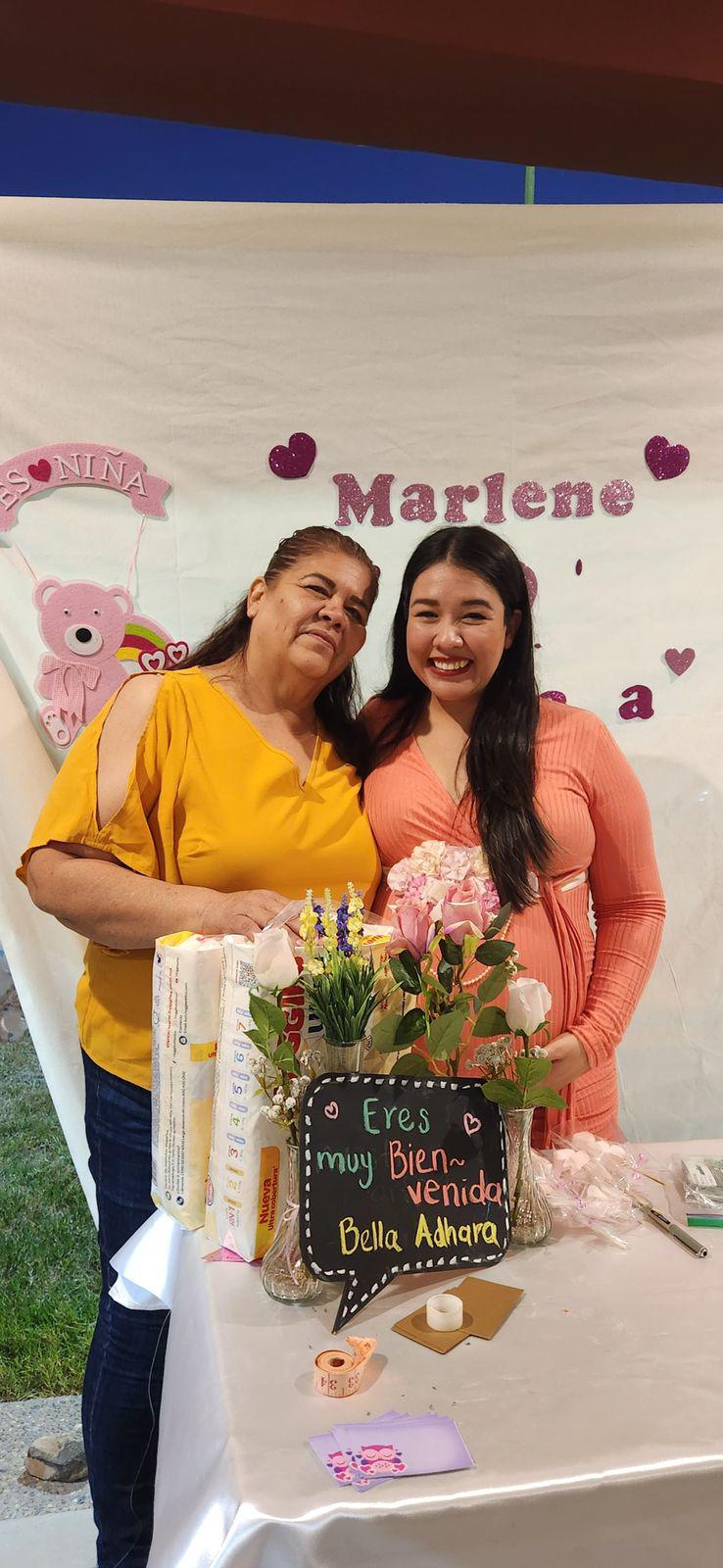 $!Con su mamá Alma Fontes.