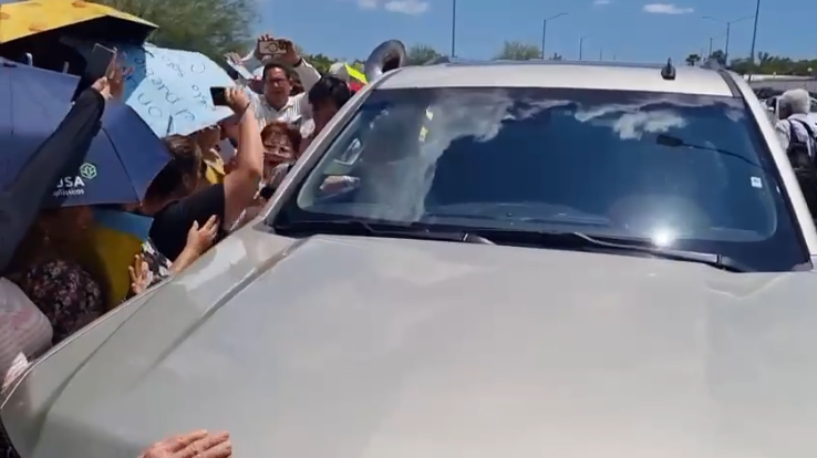La Presidenta de México Claudia Sheinbaum Pardo a su salida del Aeropuerto de Culiacán.
