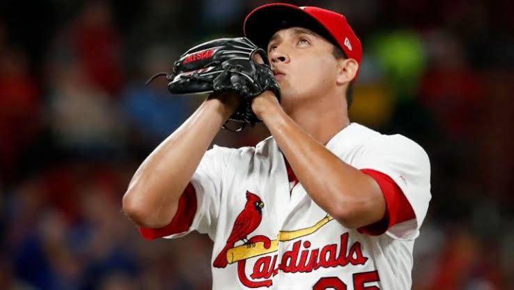 Giovanny Gallegos sufrió su primer descalabro de la temporada.