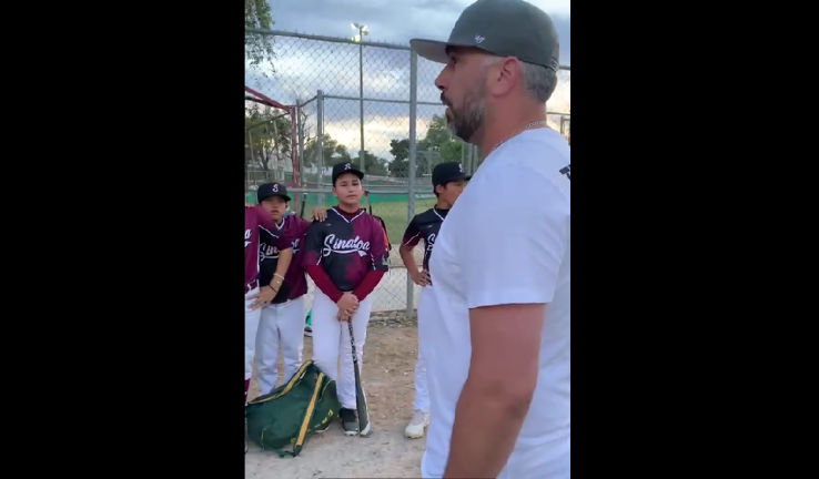 Óliver Pérez desea éxito a los jugadores del Nacional U12.
